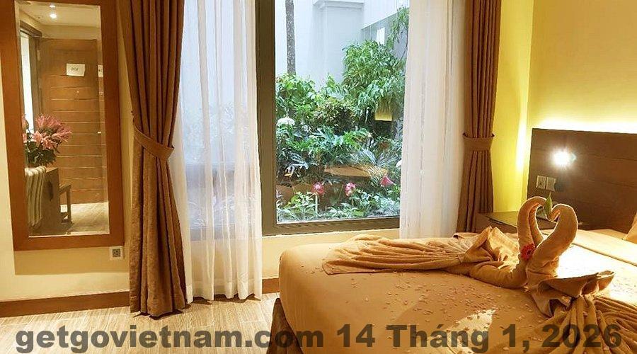 Phòng Deluxe view núi tại Sofia Tam Dao Hotel & Spa với cửa kính lớn nhìn ra mây núi