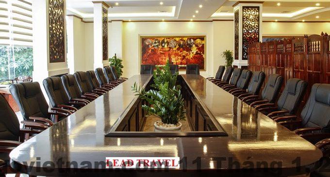 Phòng khách sạn rộng rãi và sạch sẽ tại Khách Sạn Núi Hoa