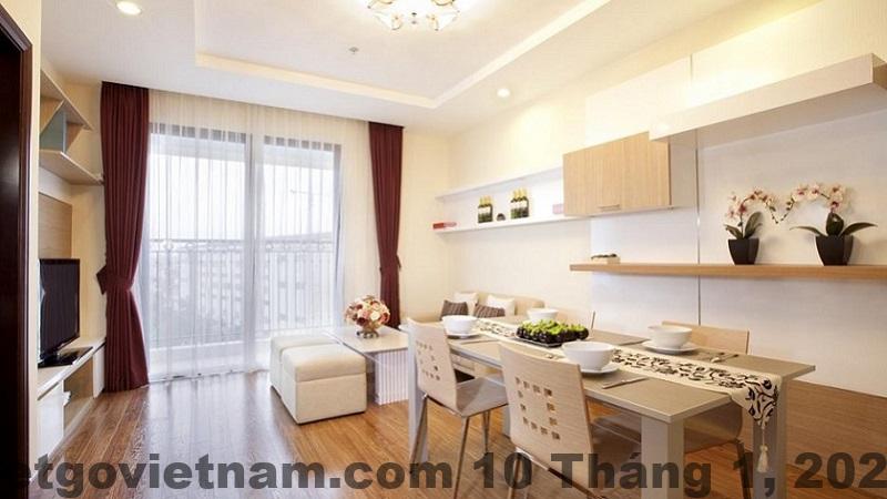 Phòng khách căn hộ Vinhomes Times City 2 phòng ngủ với sofa và không gian sinh hoạt chung rộng