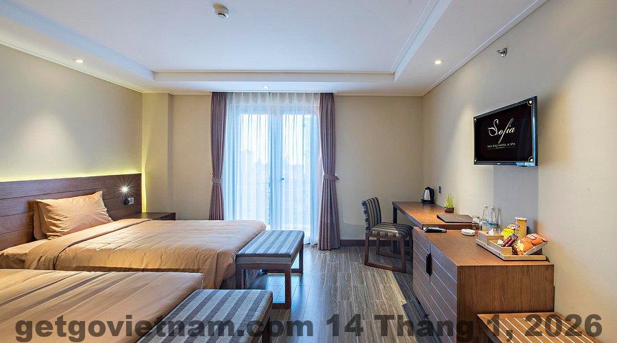 Phòng Suite tại Sofia Tam Dao Hotel & Spa với không gian rộng và view núi