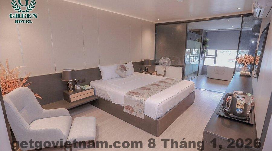 Một trong các phòng ngủ tại khách sạn, sạch sẽ và hiện đại.