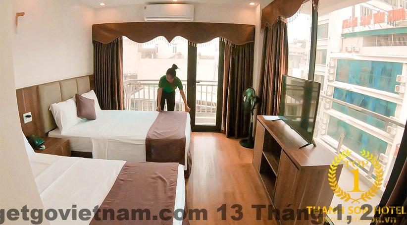 Không gian phòng nghỉ rộng rãi, thoải mái với cửa sổ hướng ra biển hoặc khu vực ngoại cảnh xanh mát.