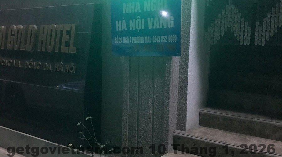 Nhà nghỉ Hà Nội Vàng đánh giá 2026: Rẻ – tiện – nhưng có đáng ở? 6 Quầy lễ tân nhỏ tại nhà nghỉ Hà Nội Vàng với phong cách gia đình