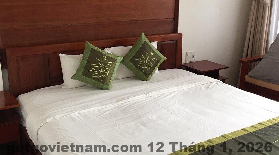 Phòng nghỉ tại Khách Sạn Kim Anh với nội thất cơ bản và ánh sáng tự nhiên