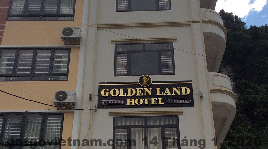 Khu vực ăn sáng tại Golden Land Hotel Cát Bà với không gian nhỏ, phục vụ món ăn cơ bản