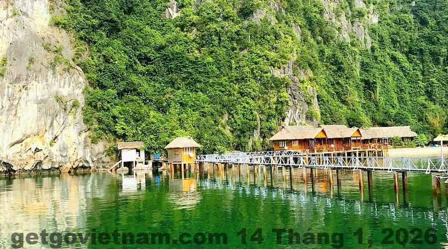 Khu vực trung tâm thị trấn Cát Bà gần Charm Island Hotel