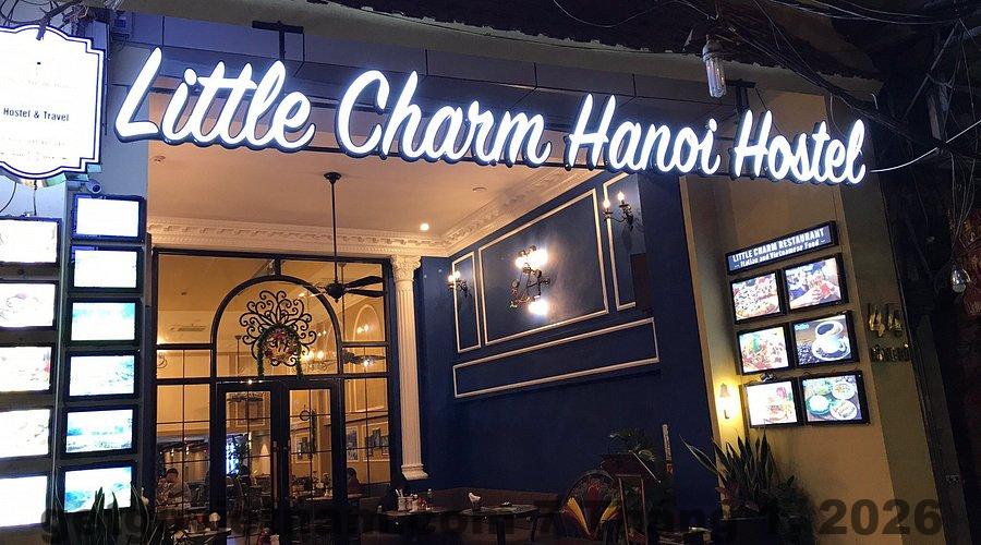 Khu vực lễ tân Hanoi Hostel với nhân viên thân thiện