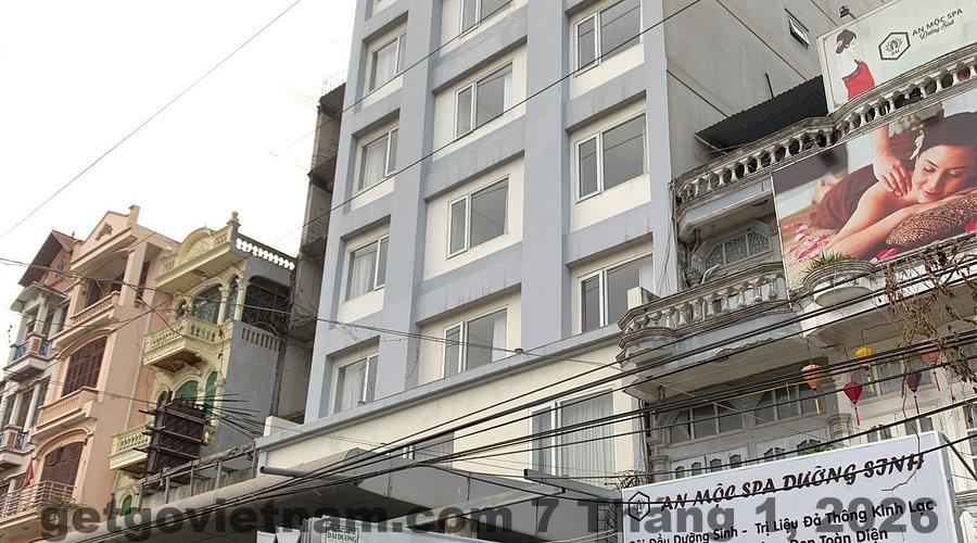 Khu vực lễ tân Sunny Homestay Hanoi với nhân viên hỗ trợ khách