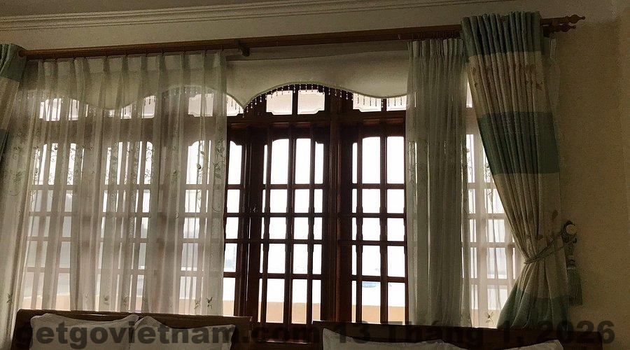 Phòng nghỉ tại khách sạn Hoàng Ngọc – sạch sẽ nhưng có thể cần cải thiện về thiết bị.