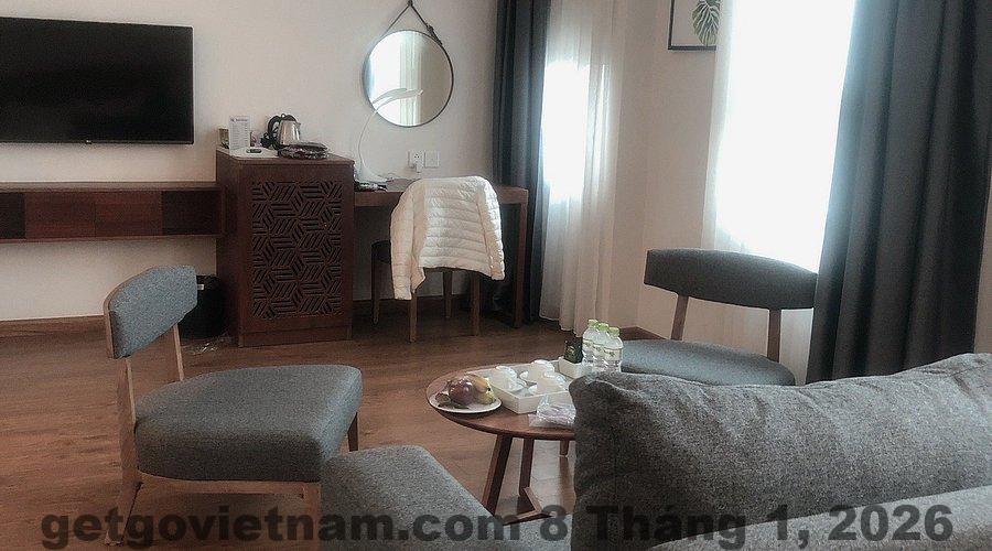 Phòng ngủ Nature Hotel Hà Nội với nội thất hiện đại, giường lớn và ánh sáng tự nhiên