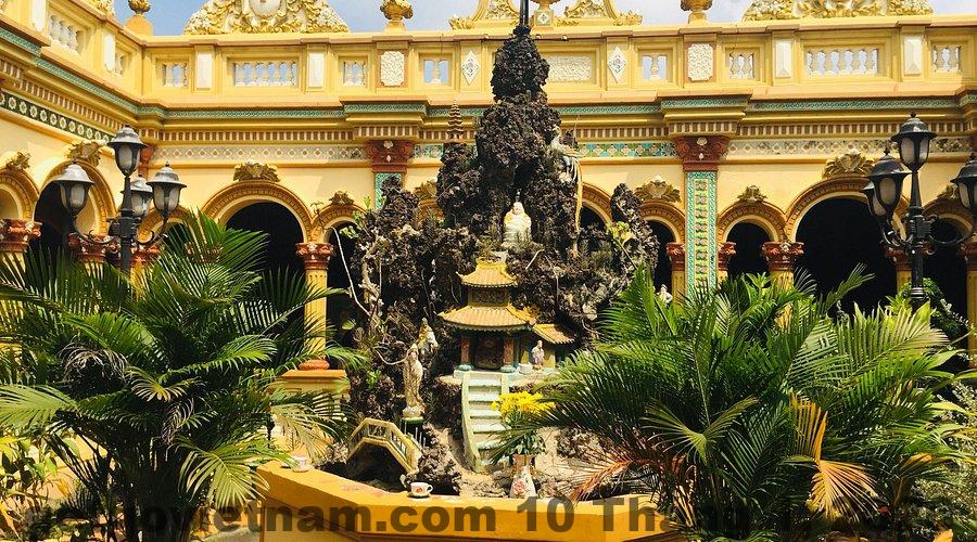 Khu vực lễ tân Mimosa Hotel với phong cách phục vụ thân thiện