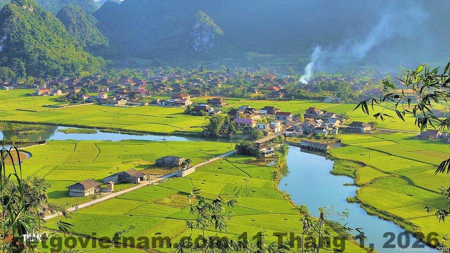 Phòng nghỉ tại Khách sạn Đông Kinh với nội thất cơ bản, không gian rộng rãi