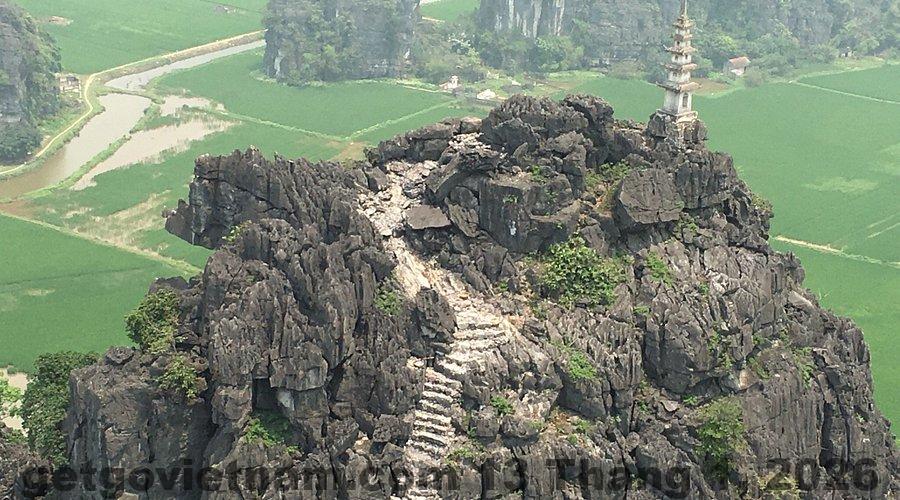 Không gian phòng rộng rãi, nhưng có thể cần cải thiện chất lượng đồ đạc.