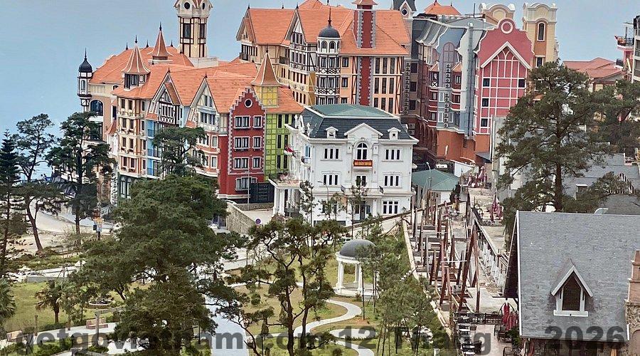 Khu vực lễ tân khách sạn nhỏ gọn, phục vụ cơ bản