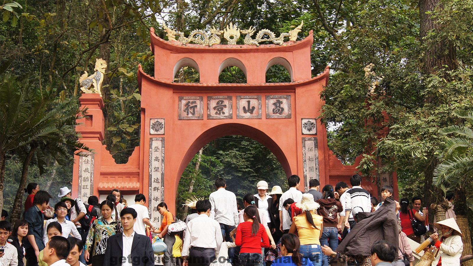 Khu vực lễ tân và phong cách phục vụ thân thiện tại khách sạn địa phương Phú Thọ