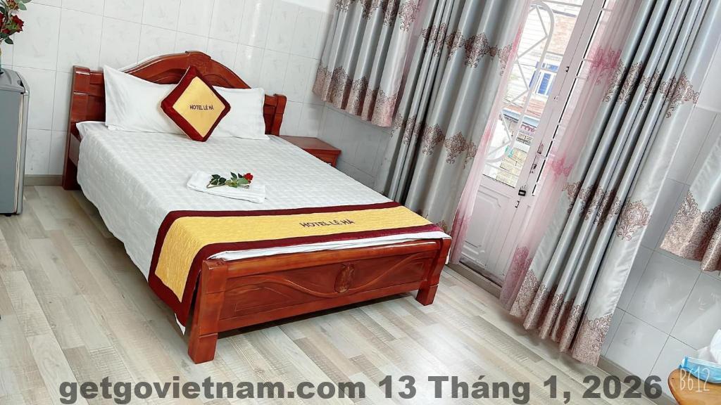 Phòng khách sạn rộng rãi nhưng nội thất có dấu hiệu xuống cấp