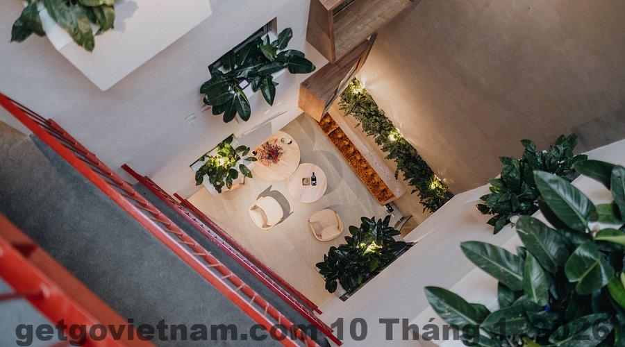 Phòng ngủ MiaCasaHanoi sử dụng sàn gỗ và ánh sáng tự nhiên