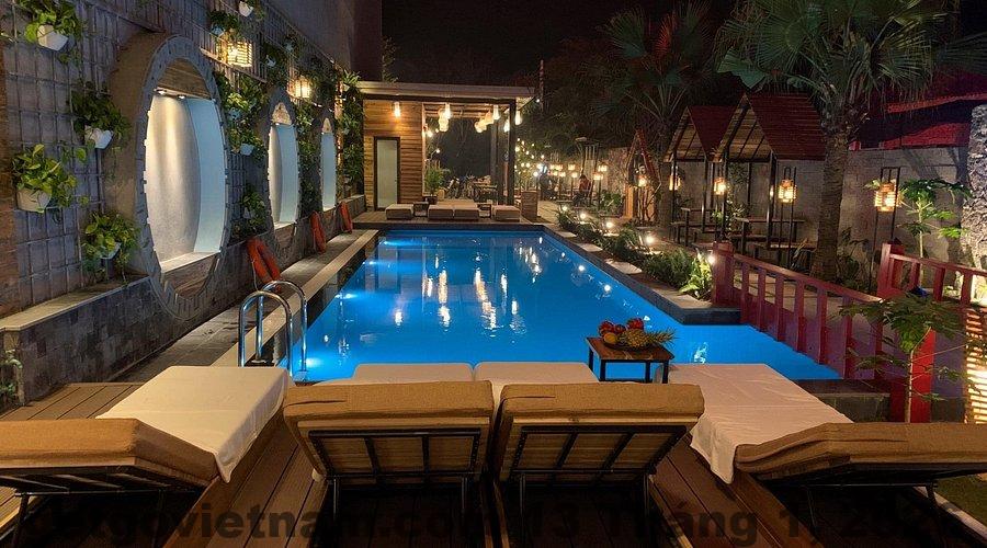 Hồ bơi rộng rãi, nước trong xanh, lý tưởng cho những ai muốn thư giãn.