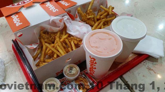 Khu vực ăn sáng đơn giản tại Indochina Airport Hotel phục vụ khách bay sớm