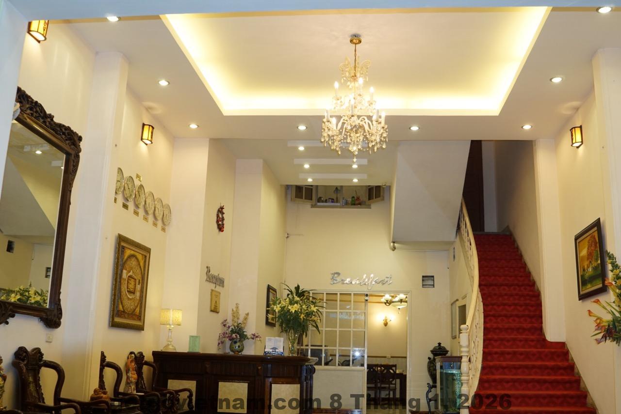 Mặt tiền Cue Hub Hostel trên phố Lương Ngọc Quyến – khu phố cổ Hà Nội