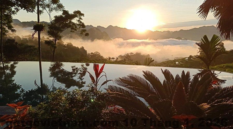 Phòng bungalow tại Pu Luong Home với nội thất gỗ, thiết kế mộc mạc và ban công nhìn núi