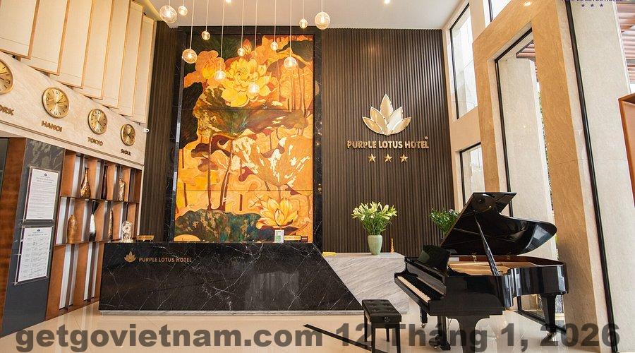 Không gian phòng khách sạn sang trọng và hiện đại.