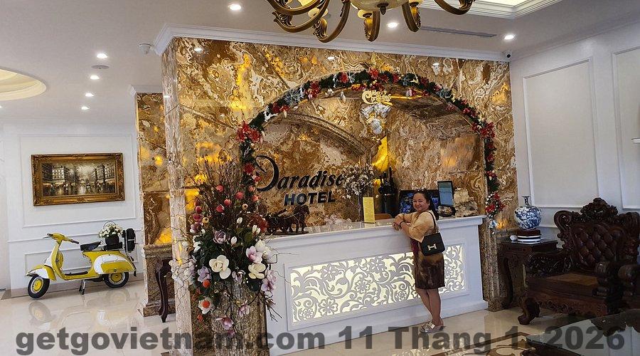 Quầy lễ tân khách sạn Paradise Tam Đảo với nhân viên phục vụ khách
