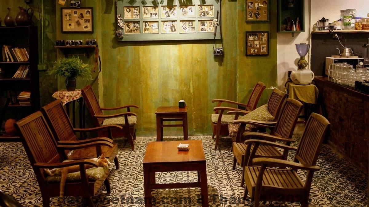 Khu vực xung quanh Kawasaki Hotel Cầu Giấy có nhiều quán cà phê và hàng quán