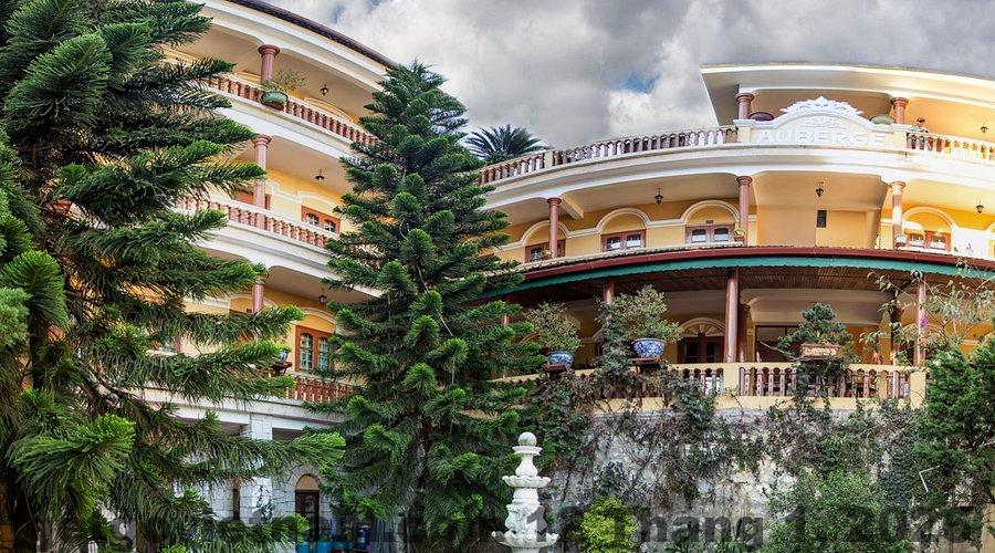 Phòng ngủ Khách Sạn Phúc Hoàng Sa Pa với nội thất gỗ đơn giản, diện tích vừa phải