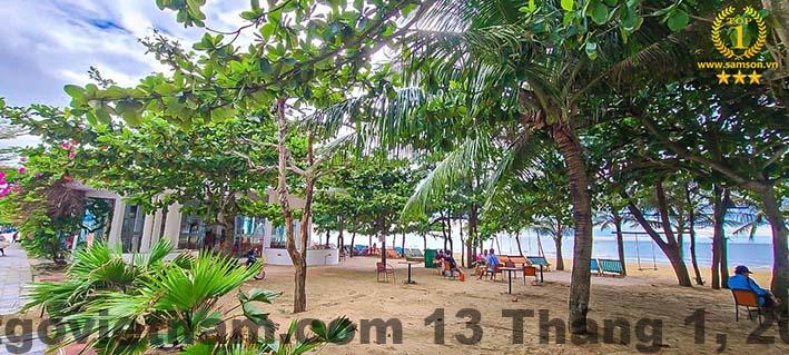 Quang cảnh bên ngoài khách sạn, với không gian thoáng đãng và gần biển, nhưng thiếu các tiện ích như hồ bơi hay phòng gym.