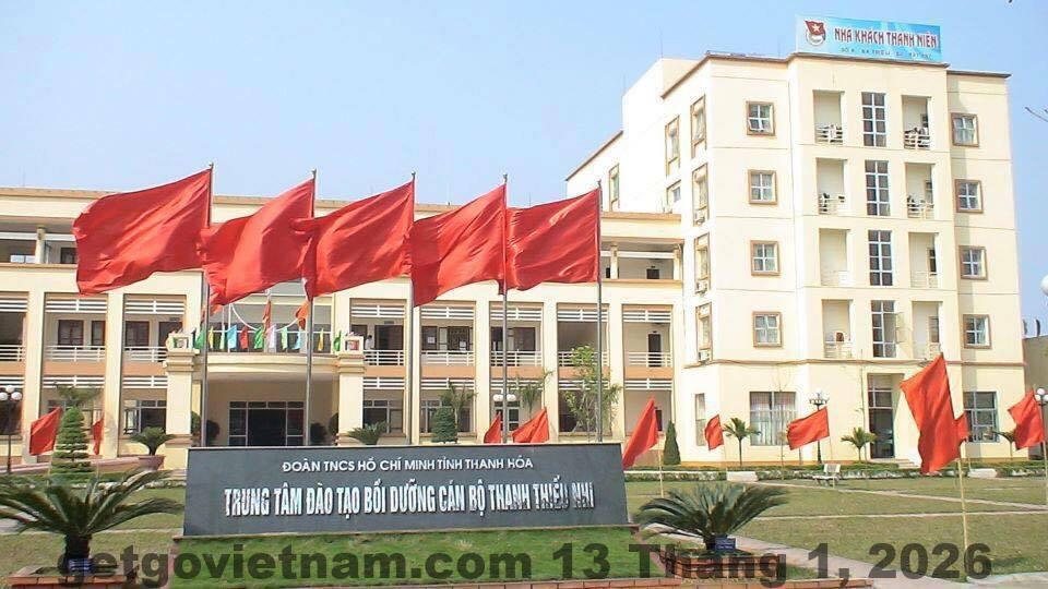 Khung cảnh trước khách sạn, thoáng đãng và gần biển.