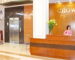 Khách sạn Crown Sầm Sơn: Đánh giá chi tiết 2026 về chất lượng dịch vụ, vị trí và tiện nghi quay-le-tan-khach-san-crown-sam-son-19a-le-van-huu-san-sang-chao-don-du-khach