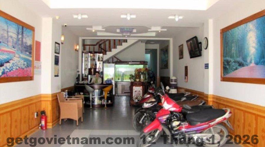 Phòng ngủ tiêu chuẩn tại Như Quỳnh Hotel với nội thất đơn giản