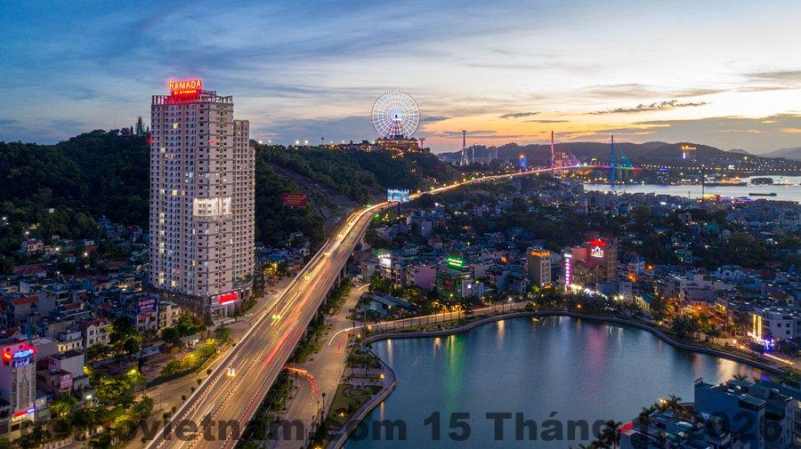 Phòng ngủ rộng rãi tại RAMADA Hotel and Suites by Wyndham Halong Bay View
