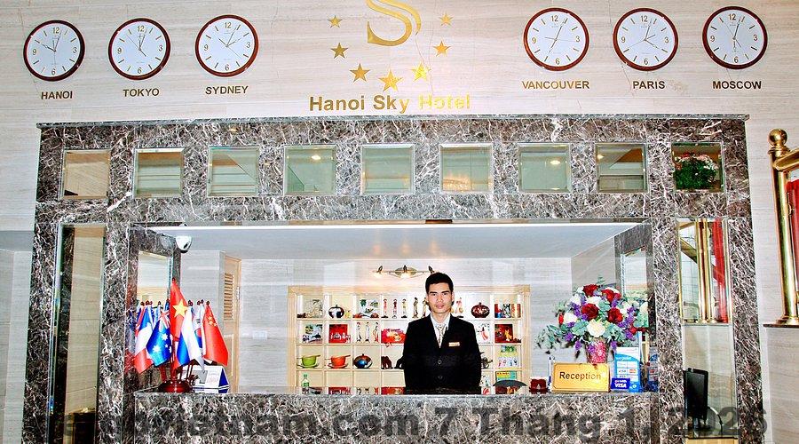 Khu vực lễ tân Sky Charm Hanoi Hotel and Spa với nhân viên thân thiện và giao tiếp tiếng Anh tốt