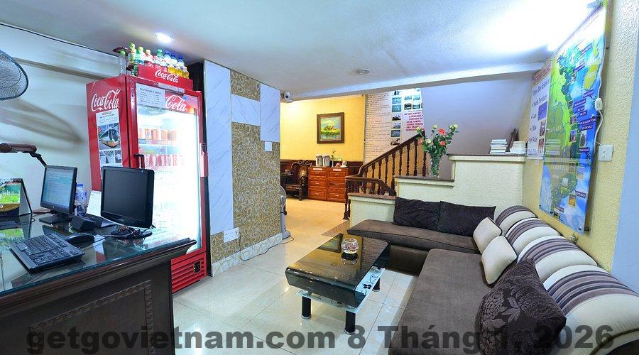 Lễ tân Little Diamond Hotel Hanoi thân thiện hỗ trợ khách