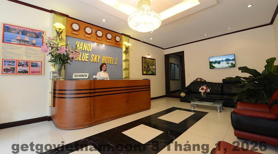 Khu vực lễ tân Starlight Hotel Hanoi với nhân viên thân thiện hỗ trợ khách du lịch