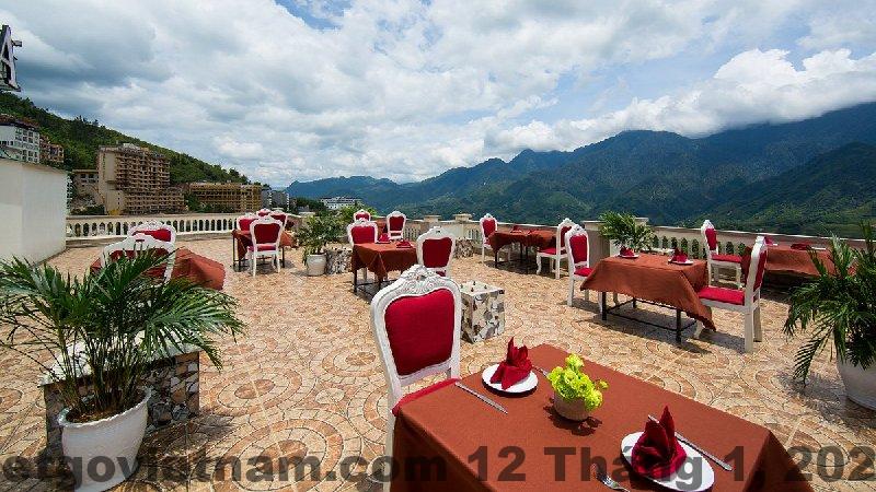 Không gian ăn sáng tại Sapa Praha Hotel với buffet đơn giản