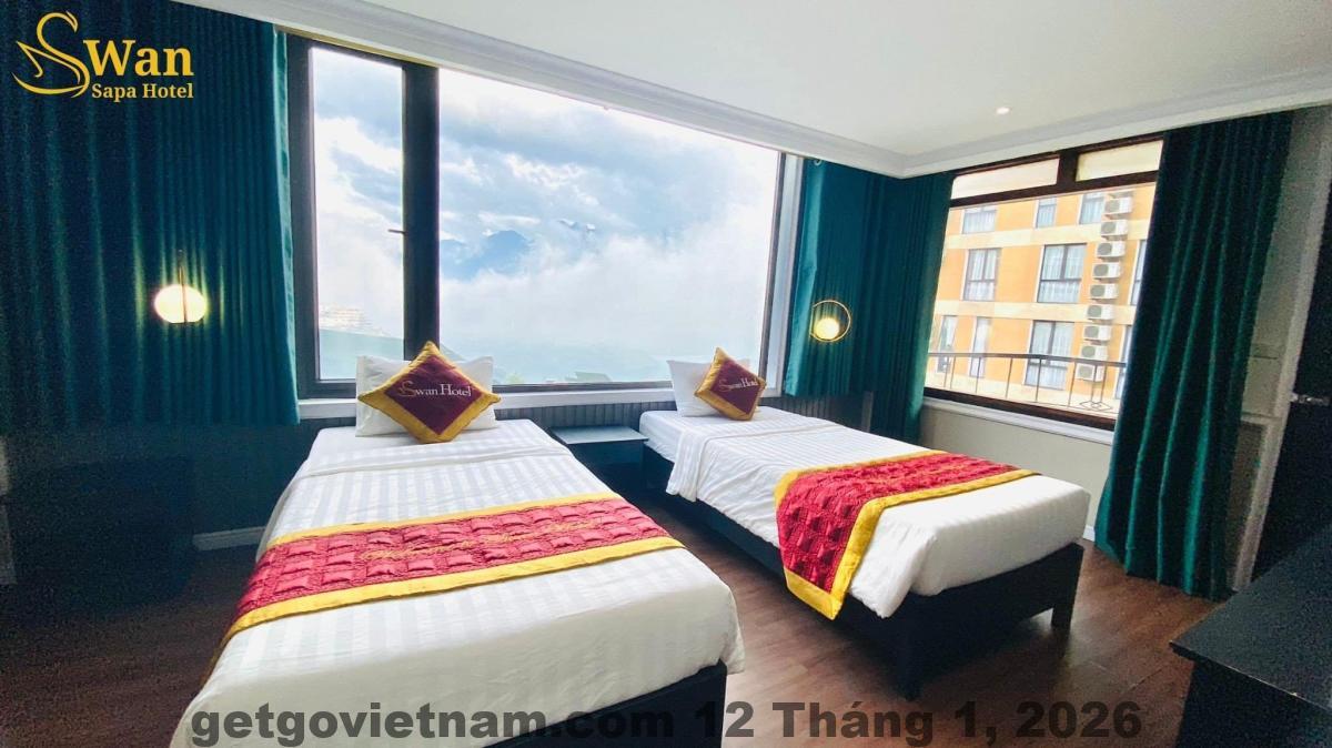 Khu vực ăn sáng tại Swan Sapa Hotel với không gian nhỏ và menu đơn giản