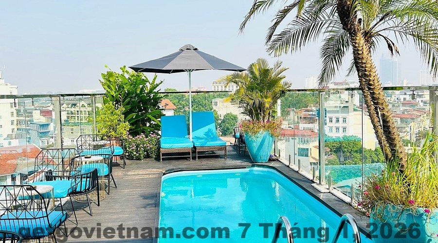 Rooftop bar San Palace Hotel với view thành phố Hà Nội về đêm