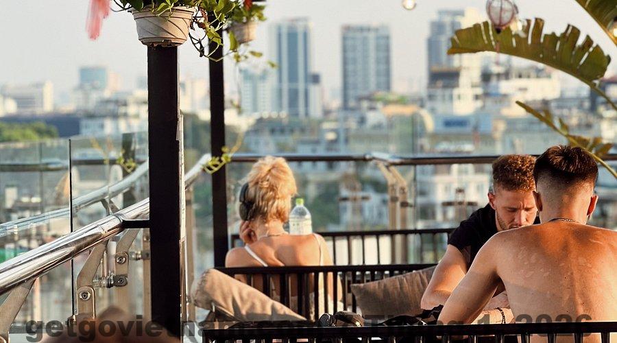 Rooftop Bar Downtown Hostel Hanoi về đêm