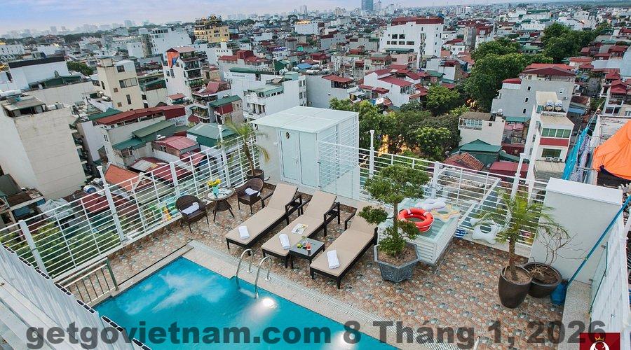Hồ bơi trên tầng thượng với view toàn cảnh thành phố.