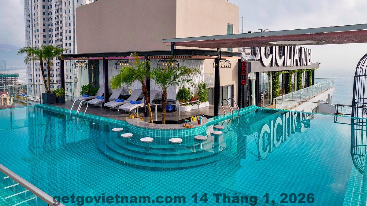 Hồ bơi rooftop tầng cao Fivitel Danang Hotel nhìn ra sông Hàn