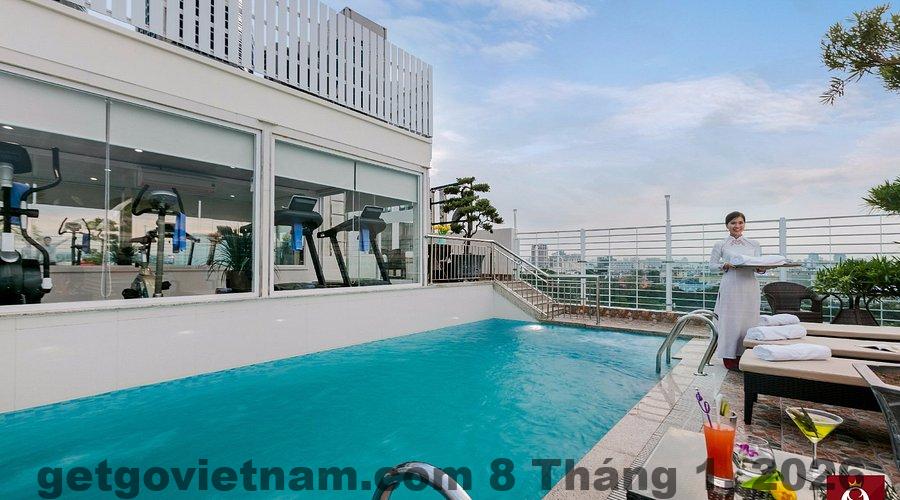 Hồ bơi rooftop nhỏ tại The Silk Grand Premium Hotel & Spa, phù hợp thư giãn và chụp ảnh