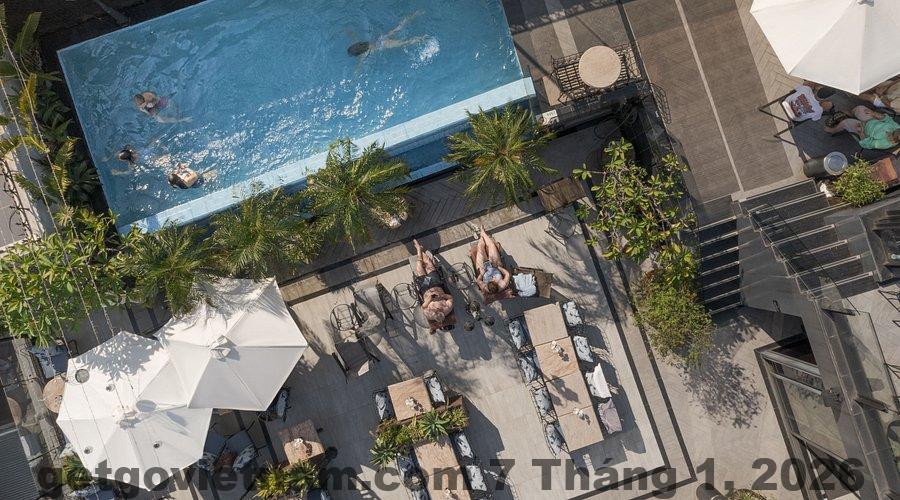 Hồ bơi rooftop Tirant Hotel với view toàn cảnh phố cổ Hà Nội
