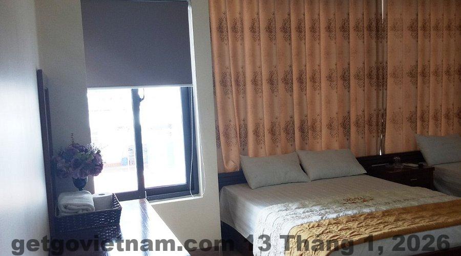 Phòng nghỉ tại Hà Vy Hotel, không gian sáng sủa và thoải mái, tạo cảm giác thư giãn cho du khách.