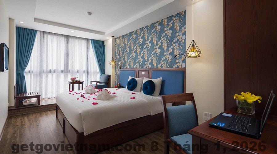 Phòng nghỉ tại Khách sạn Emerald Hotel Hà Nội với nội thất đơn giản