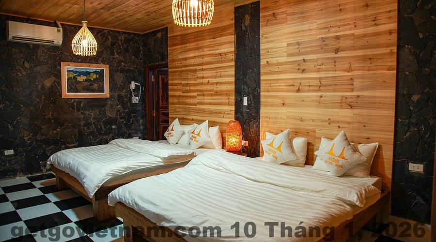 Nhân viên lễ tân tại Ha Giang Historic House & Tours đang hỗ trợ khách hàng
