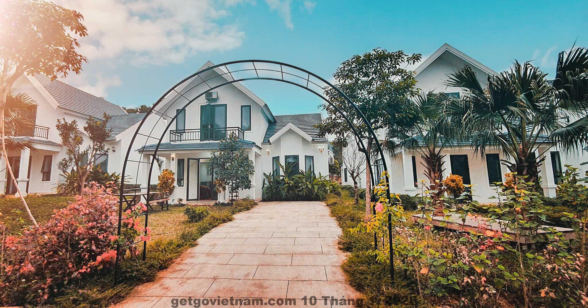 Khu vực bếp và bàn ăn ngoài trời kiểu villa, phù hợp tổ chức tiệc BBQ nhóm tại FAMILY HOUSE Sóc Sơn