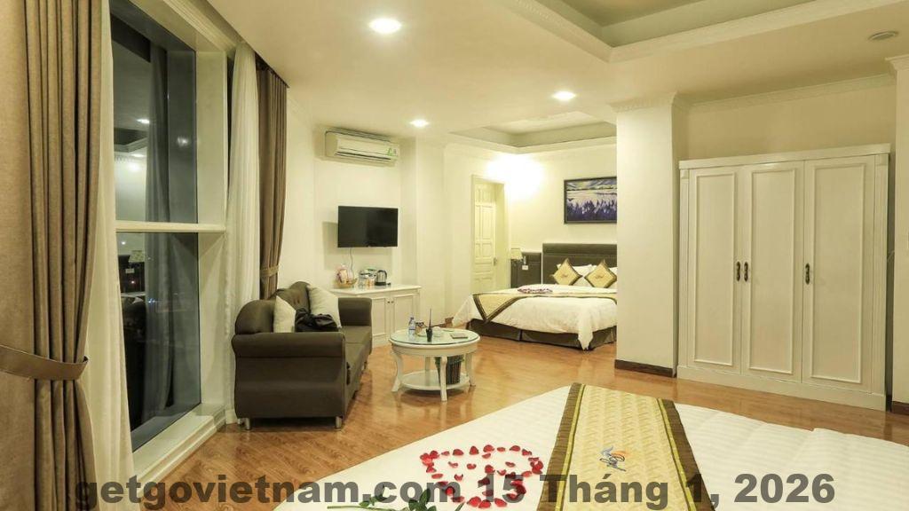 Royal Hotel Hòn Gai Review 2026: Có Đáng Ở Khi Đến Hạ Long? 2 Mặt tiền Royal Hotel Hòn Gai trên đường Trần Quốc Nghiễn, phong cách khách sạn truyền thống